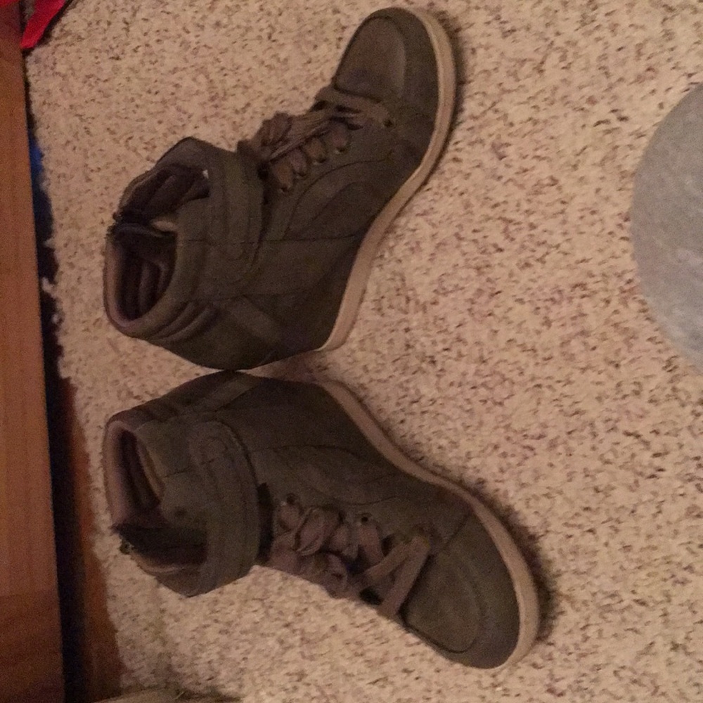 Like new shoe heals warn 2 times 3 inch heal